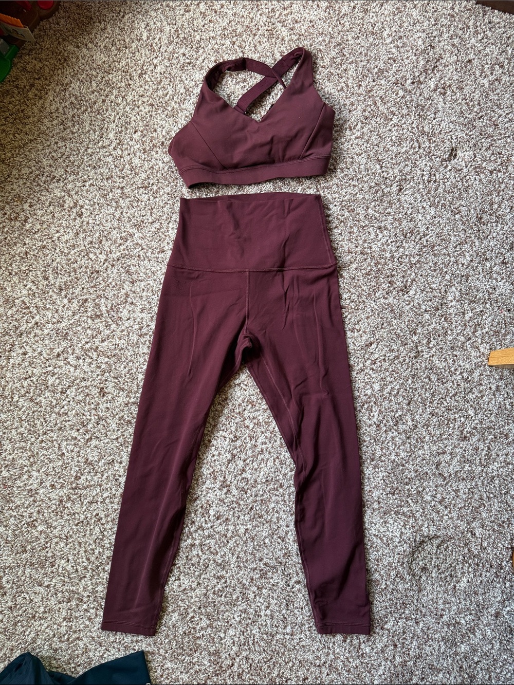 CRZ YOGA BURGUNDY, SPORTS BRA, AND LEGGINGS SET. SIZE MEDIUM.